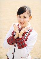 【中古】生写真(AKB48 SKE48)/アイドル/AKB48 小嶋陽菜/上半身 衣装白 赤 両手パー 屋外 「スカートひらり」/公式生写真