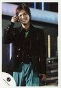 【中古】生写真(ジャニーズ)/アイドル/NEWS NEWS/加藤シゲアキ/ライブフォト・膝上・衣装黒・ズボン緑・左手マイク・右手耳/公式生写真