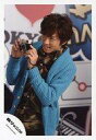 【中古】生写真(ジャニーズ)/アイドル/関ジャニ∞ 関ジャニ∞/村上信五/上半身・衣装水色・迷彩柄・体左向き・体斜め・両手カメラ/公式生写真