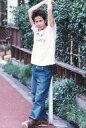 【中古】生写真(ジャニーズ)/アイドル/V6 V6/岡田准一/全身・衣装白・ジーンズ・両手上げ・枠無し/ジャニーズファミリークラブ生写真