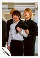 【中古】生写真(ジャニーズ)/アイドル/Hey Say JUMP Hey Say JUMP/有岡大貴 岡本圭人/膝上 制服黒 学ラン シャツ白 有岡左手上着 岡本左手有岡の腕/「真剣SUNSHINE」PV＆ジャケ/公式生写真