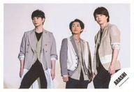 【中古】生写真(ジャニーズ)/アイドル/嵐 嵐/集合(3人)/横型・膝上・衣装ベージュグレー黒・センター大野・松本大野目線左上・櫻井目線右上/「Power of the Paradise」PV&ジャケ写撮影/公式生写真