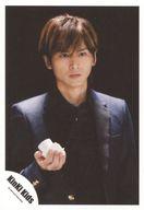 【中古】生写真(ジャニーズ)/アイドル/Kinki Kids Kinki Kids/堂本光一/上半身・衣装黒・右手積み木白・背景黒/「夢を見れば傷つくこともある」MV撮影オフショット/公式生写真