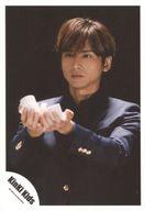 【中古】生写真(ジャニーズ)/アイドル/Kinki Kids Kinki Kids/堂本光一/上半身・衣装黒・両手上げ・積み木白・背景黒/「夢を見れば傷つくこともある」MV撮影オフショット/公式生写真