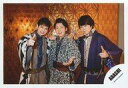 【中古】生写真(ジャニーズ)/アイドル/嵐 嵐/集合(3人)/横型・膝上・和服白黒グレー紫青・センター大野・松本櫻井片手指差し・背景茶・麻の葉/16春夏 ARASHI “Japonism Show” in ARENA パンフレット&グッズ撮影オフショット/公式生写真