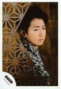 【中古】生写真(ジャニーズ)/アイドル/嵐 嵐/大野智/バストアップ・和服白黒・体右向き・横向き・手前に麻の葉・背景茶/16春夏 ARASHI “Japonism Show” in ARENA パンフレット&グッズ撮影オフショット/公式生写真