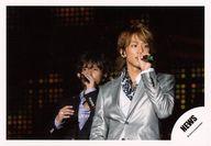 【中古】生写真(ジャニーズ)/アイドル/NEWS NEWS/山下智久・小山慶一郎/ライブフォト・横型・上半身・衣装黒・銀・左手マイク・山下右手胸元・後ろ・背景黒/公式生写真