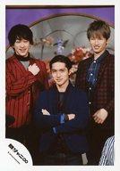 【中古】生写真(ジャニーズ)/アイドル/関ジャニ∞ 関ジャニ∞/横山裕・錦戸亮・大倉忠義/膝上・衣装赤青・錦戸腕組み・右手胸元・背景紫/「侍唄(さむらいソング)」PV&ジャケ/公式生写真