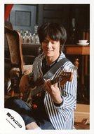【中古】生写真(ジャニーズ)/アイドル/関ジャニ∞ 関ジャニ∞/丸山隆平/膝上・座り・衣装白青ストライプ・ギター・目線下・体斜め左向き/「侍唄(さむらいソング)」PV&ジャケ/公式生写真