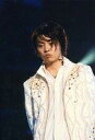 【中古】生写真(ジャニーズ)/アイドル/Kinki Kids Kinki Kids/堂本剛/ライブフォト・上半身・衣装白金・目線左下・枠無し/ジャニーズファミリ...