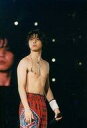 【中古】生写真(ジャニーズ)/アイドル/Kinki Kids Kinki Kids/堂本剛/ライブフォト・膝上・衣装赤黒・左手マイク・目線左・枠無し/ジャニーズ...