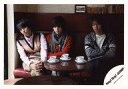 【中古】生写真(ジャニーズ)/アイドル/Hey! Say! JUMP Hey!Say!JUMP/伊野尾慧・山田涼介・高木雄也/横型・膝上・座り・衣装赤.黒.白・腕組・伊野尾.両手膝/公式生写真