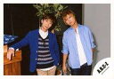【中古】生写真(ジャニーズ)/アイドル/A.B.C-Z A.B.C-Z/河合郁人・橋本良亮/横型・膝上・衣装青・赤紺・青白・左手ポケット・首傾げ・河合右手台・植物/16秋「ABC座2016」パンフ&グッズ撮影/公式生写真
