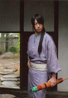 【中古】生写真(男性)/俳優 矢崎広(土方歳三)/膝上・和服紫・右手腰・左手番傘・キャラクターショット/ミュージカル「薄桜鬼 斎藤一篇」公式生写真