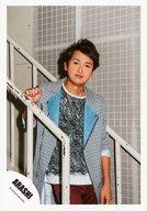 【中古】生写真(ジャニーズ)/アイドル/嵐 嵐/大野智/膝上・衣装白.黒・チェック柄ジャケット・ボトムス赤・右手階段の手すり/公式生写真