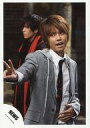 【中古】生写真(ジャニーズ)/アイドル/NEWS NEWS/手越祐也/上半身・ジャケットグレー・シャツ白・右手ピース・目線・左手お腹・後ろ山下/公式生写真