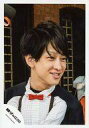【中古】生写真(ジャニーズ)/アイドル/関ジャニ∞ 関ジャニ∞/横山裕/バストアップ・衣装黒タイツ・人形・蝶ネクタイ赤・顔右向き・背景レンガ/公式生写真