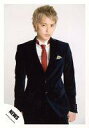 【中古】生写真(ジャニーズ)/アイドル/NEWS NEWS/手越祐也/膝上・衣装黒・シャツ白・ネクタイ赤・顔傾げ・背景白/公式生写真