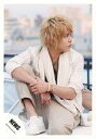 【中古】生写真(ジャニーズ)/アイドル/NEWS NEWS/手越祐也/膝上・衣装白・ストール・両手重ね・目線右・右足立て・座り/公式生写真