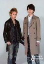 【中古】生写真(ジャニーズ)/アイドル/KAT-TUN KAT-TUN/上田竜也・田口淳之介/膝上・上田衣装黒・右手ポケット・田口コート茶・背景グレー/「KAT...