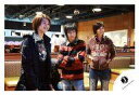 【中古】生写真(ジャニーズ)/アイドル/Hey! Say! JUMP Hey!Say!JUMP/高木雄也・八乙女光・薮宏太/横型・膝上・衣装黒・赤のボーダー柄・腕組み・目線右・茶色のパーカー・笑顔/公式生写真