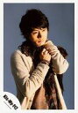 【中古】生写真(ジャニーズ)/アイドル/Kis-My-Ft2 Kis-My-Ft2/横尾渉/上半身・衣装ベージュ・右手ストールチェック柄・左手後ろ・体右向き・背景グレー/公式生写真