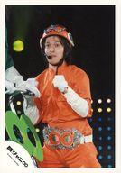 【中古】生写真(ジャニーズ)/アイドル/関ジャニ∞ 関ジャニ∞/丸山隆平/ライブフォト・膝上・関ジャニ戦隊∞レンジャー衣装オレンジ・両手グー・目開き・体左向き・手前にハンドル/公式生写真