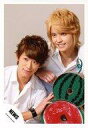 【中古】生写真(ジャニーズ)/アイドル/NEWS NEWS/小山慶一郎・手越祐也/上半身・衣装白・小山右手ダンボールのスイカ・背景ベージュ/公式生写真