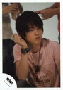 【中古】生写真(ジャニーズ)/アイドル/NEWS NEWS/手越祐也/上半身・衣装ピンク・右手上げ・右膝立て・体左向き・顔右向き・後ろに人/公式生写真