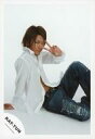 【中古】生写真(ジャニーズ)/アイドル/KAT-TUN KAT-TUN/亀梨和也/膝上・座り・白シャツ・ジーンズ・左手ピース・ロゴ「KAT-TUN」/公式生写真