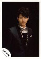 【中古】生写真(ジャニーズ)/アイドル/KAT-TUN KAT-TUN/田口淳之介/上半身・衣装黒白・蝶ネクタイ・目線右下・両手下/公式生写真