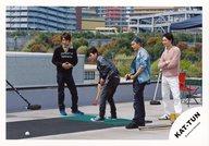 【中古】生写真(ジャニーズ)/アイドル/KAT-TUN KAT-TUN/集合(4人)/横型・全身・亀梨衣装黒.パターゴル..