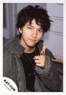 【中古】生写真(ジャニーズ)/アイドル/KAT-TUN KAT-TUN/田口淳之介/バストアップ・衣装グレー黒・左手指差し/公式生写真