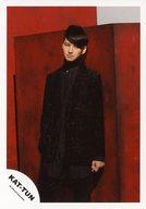 【中古】生写真(ジャニーズ)/アイドル/KAT-TUN KAT-TUN/田口淳之介/膝上・衣装黒・両手下・体左向き・目線右下・背景赤/公式生写真