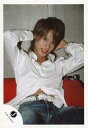 【中古】生写真(ジャニーズ)/アイドル/KAT-TUN KAT-TUN/上田竜也/膝上・座り・シャツ白・ジーンズ・赤いソファ・両手頭の後ろ・ロゴ「J」/公式生写真