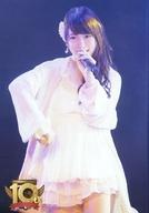 【中古】生写真(AKB48 SKE48)/アイドル/AKB48 川栄李奈/ライブフォト 膝上 衣装白 左手マイク 右手下/DVD Blu-ray「AKB48劇場オープン10周年記念祭＆AKB48劇場10周年特別記念公演」(通常版 数量限定版)封入特典ステージショット生写真