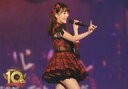 【中古】生写真(AKB48 SKE48)/アイドル/HKT48 宮脇咲良/ライブフォト 横型 膝上 衣装赤 黒 左手マイク 右手指立て/DVD Blu-ray「AKB48劇場オープン10周年記念祭＆AKB48劇場10周年特別記念公演」(通常版 数量限定版)封入特典ステージショット生写真