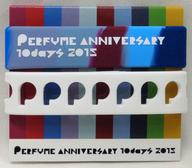 発売日 2015/09/22 メーカー - 型番 - JAN 4943566572764 備考 商品解説■「Perfume Anniversary 10days 2015 PPPPPPPPPP」の公式グッズです。白地に“P”の型抜きが施されたバンドと、イベントタイトルがプリントされた10色のカラフルなバンドの2個セット。2つのバンドを重ね付けして使うことも出来ます!【商品詳細】サイズ：周囲約22cm、幅2.4cm素材：シリコン 関連商品はこちらから