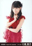 【中古】生写真(AKB48・SKE48)/アイドル/AKB48 小嶋真子/膝上・右手顔/劇場トレーディング生写真セット2015.September