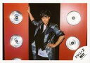【中古】生写真(ジャニーズ)/アイドル/ジャニーズWEST ジャニーズWEST/桐山照史/横型・膝上・衣装グレー白黒・右手壁・左手腰・体左向き・背景赤黒・ライト/アルバム「なうぇすと」ジャケ写撮影&「one chance」PV撮影/公式生写真(3)