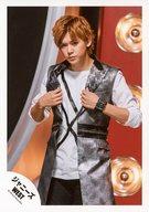 【中古】生写真(ジャニーズ)/アイドル/ジャニーズWESTジャニーズWEST/小瀧望/膝上・衣装グレー白黒・両手襟・体左向き・顔やや下向き・背景黒白赤・ライト/アルバム「なうぇすと」ジャケ写撮影&「onechance」PV撮影/公式生写真