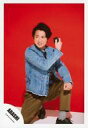【中古】生写真(ジャニーズ)/アイドル/嵐 嵐/大野智/全身・しゃがみ・衣装青・デニム・右手上げ・左手グー・左膝立て・目線左・背景赤/「Are You Happy?」ジャケ写撮影&「Don’t You Get It」PV撮影/公式生写真