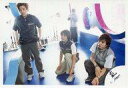 【中古】生写真(ジャニーズ)/アイドル/嵐 嵐/二宮和也・相葉雅紀・松本潤/横型・全身・衣装白・黒・グレー・二宮・両手腰・相葉・松本・しゃがみ・目線左/公式生写真