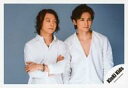 【中古】生写真(ジャニーズ)/アイドル/KinKi Kids KinKi Kids/堂本剛・堂本光一/横型・上半身・シャツ白・剛腕組み・目線右・光一両手下・目線...
