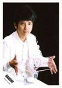 【中古】生写真(ジャニーズ)/アイドル/嵐 嵐/二宮和也/上半身・座り・衣装白・両手パー・あやとり・ハート・背景黒/公式生写真