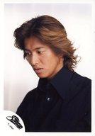 【中古】生写真(ジャニーズ)/アイドル/SMAP SMAP/木村拓哉/バストアップ・衣装黒・両手下げ・目線左下・背景白/公式生写真