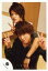 【中古】生写真(ジャニーズ)/アイドル/ジャニーズ ジャニーズ/宮舘涼太・岡本圭人/上半身・衣装黒・肩に手・ピース/公式生写真 420円
