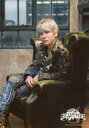 【中古】生写真(ジャニーズ)/アイドル/関ジャニ∞ 関ジャニ∞/安田章大/全身(見切れ)・椅子座り・ボーダーシャツ・バッジ複数上着/関ジャニ’sエイターテイメント オリジナルフォトセット