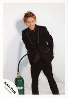 【中古】生写真(ジャニーズ)/アイドル/KAT-TUN KAT-TUN/上田竜也/全身(足見切れ)・衣装黒・両手後ろ・..