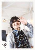 【中古】生写真(ジャニーズ)/アイドル/Veteran Veteran/山崎薫太/バストアップ・衣装グレー紺黒・左手パー・目線右上・笑顔/公式生写真